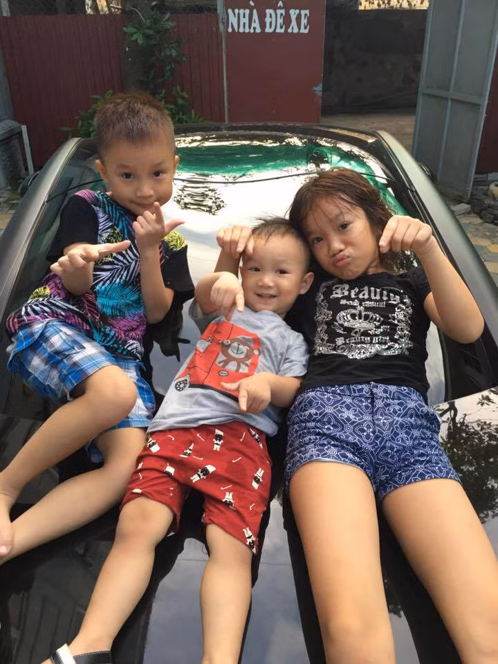 Xưa nay không hiếm cảnh gà trống nuôi con nhưng quả thực 1 nách cắp 3 đứa con thơ dại thì có lẽ chẳng mấy ông bố có thể đảm đương giống như anh Hà Cường, ông bố đơn thân đang được nhiều diễn đàn chị em ca ngợi trong vài ngày gần đây. Các hình ảnh anh Cường chăm con, đưa con đi du lịch, vui đùa cùng con đang tiếp thêm sức mạnh giúp nhiều phu nữ tin rằng, trên đời vẫn luôn tồn tại những ông bố có trách nhiệm, sẵn sàng hi sinh tất cả vì con.