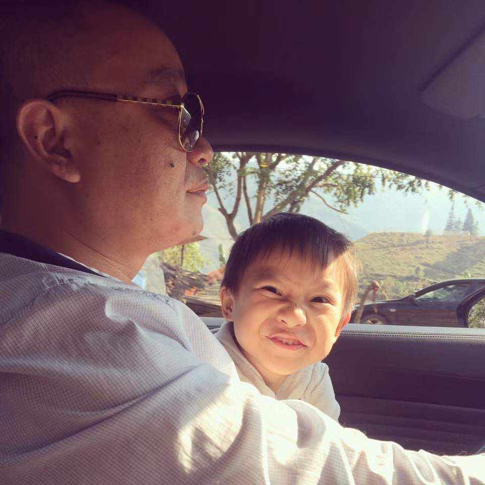 Khi thấy anh Cường chiều con, nhiều chị em cũng tỏ ra khá lo lắng sợ ông bố nuông chiều con dễ sinh hư. Tuy nhiên anh Cường tâm niệm, mọi thứ anh làm đều là vì con, anh tự biết dạy dỗ con mình đúng cách. Ông bố trẻ thường trò chuyện, tâm sự cùng các con như một người bạn, không quát mắng con nên lũ trẻ vô cùng yêu quý bố.