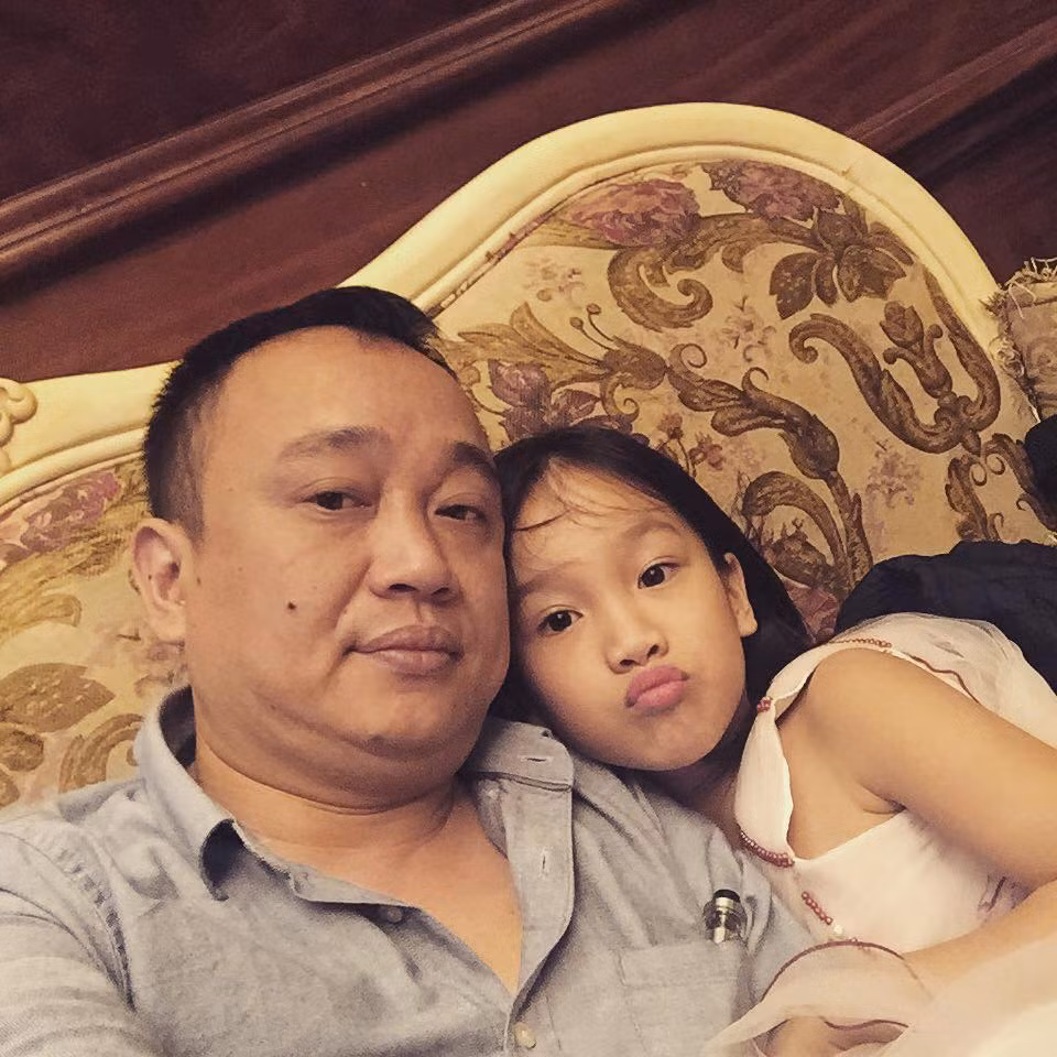 Khi nhiều người hỏi về nguyên nhân anh Cường lựa chọn làm bố đơn thân, anh không tiết tiết lộ lý do cụ thể, ông bố này chỉ bảo, anh muốn giữ riêng cho mình chuyện buồn trong quá khứ, anh cảm thấy không cần thiết phải quay đầu nhìn lại quãng đường đã qua nữa. Ngoài ra, lũ trẻ còn nhỏ nhưng khá hiểu chuyện, nên anh Cường muốn các con được hưởng thụ tuổi thơ êm đềm, vui vẻ, không để chúng phải tủi thân, suy nghĩ bất kỳ điều gì. Ngoài ra, ông bố vĩ đại nhất của năm cũng khá lạc quan khi nhận ra, mình sung sướng hơn nhiều ông bố khác, có đủ nếp đủ tẻ, mà còn tận 3 đứa, tuy nỗi vất vả nhân ba nhưng chỉ cần thấy các con cười vui mỗi ngày là anh không mong ước gì hơn.