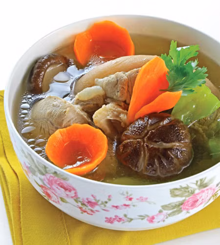  Thịt heo hầm nấm đông cô: Đây là món ăn vừa thơm ngon vừa giúp lưu thông khí huyết hiệu quả. Bạn cho dầu ăn và 1 thìa đường vào chảo, dùng đũa đảo đều tay đến khi nào đường tan hết, chuyển thành màu nâu thì cho thịt vào đảo săn lại. Cho 2 thìa nước mắm vào chảo, đảo lên cho thịt thấm đều rồi cho thêm nước dừa vào chảo, đun sôi lên, kho cho thịt mềm, ngấm gia vị. Sau đó, bạn cho nấm đông cô vào hầm. Ảnh: 7monngonmoingay.net.