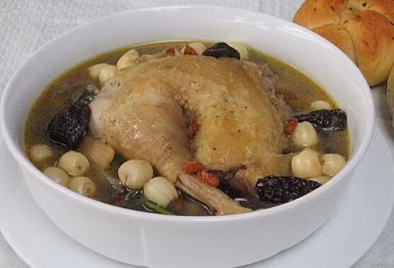 Canh thịt gà tam thất: Tam thất 10g. thịt gà 150g, gừng tươi 10g. Thịt gà cắt vừa miếng, hầm với tam thất và gừng trong 2 tiếng. Ăn 2 lần một tuần có tác dụng hoạt huyết, dưỡng huyết hiệu quả. Ảnh:roiloantiendinh.com.vn.