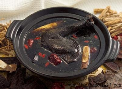 Nhung hươu hầm thịt gà: Đây là món ăn hiệu quả cho người bị rối loạn tiền đình. Nhung hươu 10g, thịt gà mái 500g, vài lát gừng. Cho thịt gà, gừng vào nồi đun với một lượng nước vừa đủ, sau đó lọc bỏ bã chắt lấy nước. Đun nước canh gà và nhung hươu khoảng 2 tiếng đồng hồ. Cách dùng: Mỗi tuần ăn 1 lần. Ảnh: sachsuckhoedoisong.com.