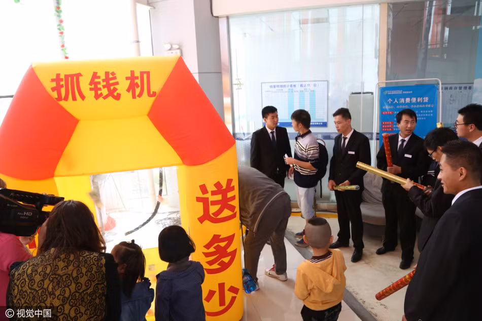 Toàn bộ khung cảnh cuộc chơi kỳ thú này.