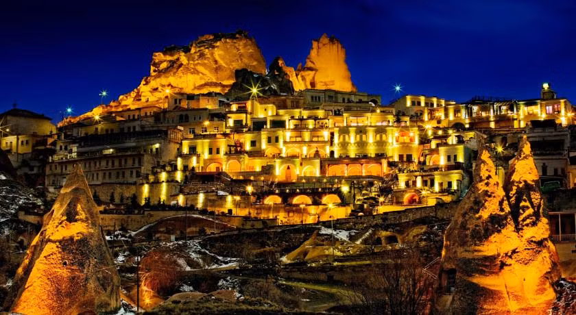 Nguồn thu nhập chính của người dân ở đây là sản xuất rượu vang Derinkuyu nổi tiếng được ủ trong lòng đất hàng chục năm. Nơi đây còn chứa đựng rất nhiều bí ẩn mà những người ngoài không bao giờ được biết, một trong những lời đồn đại về thành phố ngầm này là nơi cất giấu những bí mật của Kito giáo trong cuộc càn quét của đế chế La Mã.