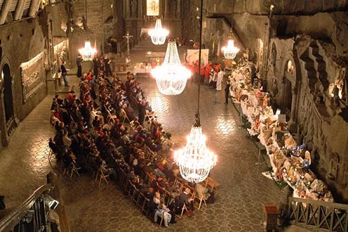 Wieliczka Salt Mine nằm ở phía nam của Ba Lan và được xây dựng từ thế kỷ XIII. Mỏ muối này được khai thác từ thế kỷ 13 và hoạt động liên tục cho đến năm 2007 thì đóng cửa.