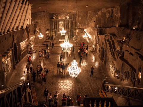 Bên trong Wieliczka Salt Mine không chỉ dùng để khai thác muối, nó còn có cả một hệ thống nhà ở của thợ mỏ, bên cạnh đó là hệ thống kiến trúc nhà thờ đồ sộ đến kinh ngạc, với tổng chiều dài lên đến 300km. Ngày nay nó là một điểm đến du lịch thu hút 1.2 triệu du khách hàng năm.