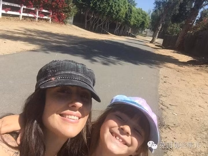 Vậy mà số phận sao nghiệt ngã với con quá. Con còn chưa đi học, còn chưa có bạn trai, chưa kết hôn với một người yêu con chân thành, cũng chưa sinh ra một đứa trẻ đẹp đẽ, hương vị cuộc sống còn mới chỉ phảng phất đâu đây.