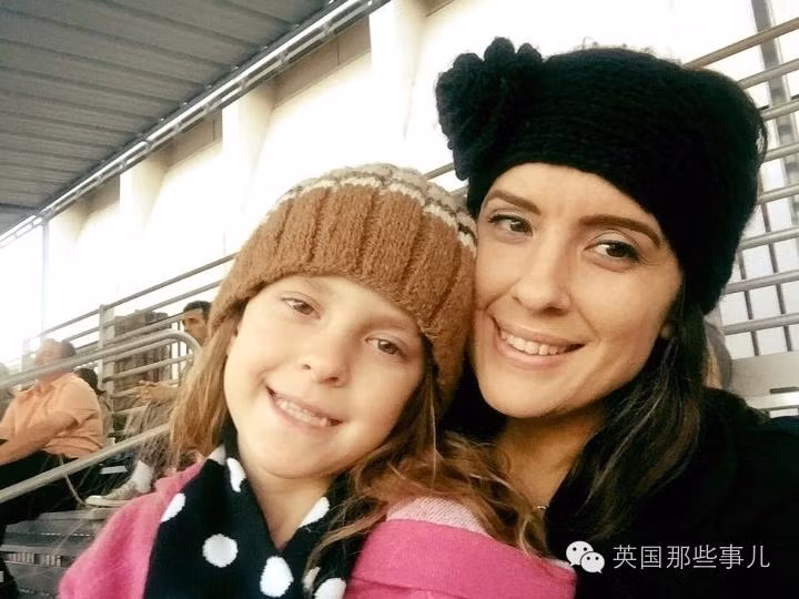 Thế nhưng trong thời gian ít ỏi còn xót lại của mình, con vẫn cố gắng giúp mọi người nhận thức được sự nguy hiểm của căn bệnh u não (Ảnh chụp ngày 1/12/2015)