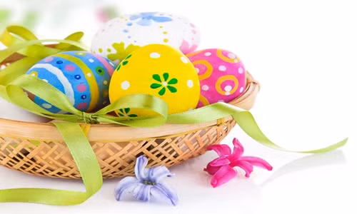 Giỏ hoa tí hon. Khéo léo cắm những cành hoa nhỏ vào những quả trứng và treo trên bậu cửa sổ cũng khiến cho căn nhà bạn được đổi mới hoàn toàn.