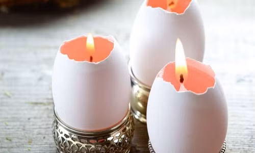 Chân nến. Bạn có thể tận dụng vỏ trứng để thắp nến bên trong nó. Những ngọn đèn nhỏ này rất phù hợp với lễ phục sinh.