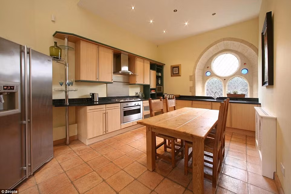 Nội thất trong căn nhà xinh này được thiết kế theo phong cách hiện đại khác hẳn bên ngoài.