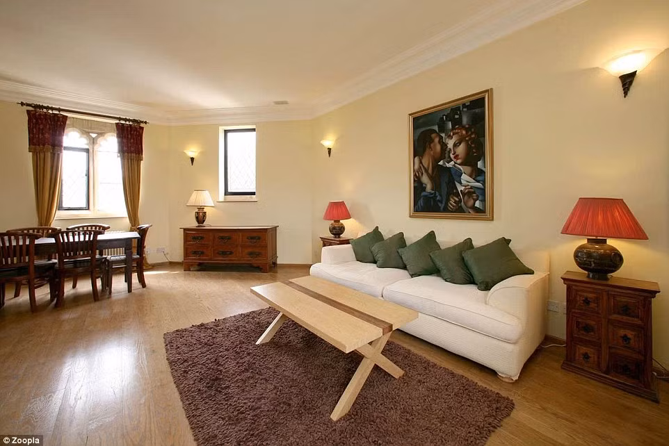 Diện tích đất ở của căn nhà hơn 300 m2, 4 tầng, có trang bị thang máy và bãi đỗ xe đủ cho 2 chiếc. Hệ thống an ninh ngầm chặt chẽ cũng được giữ nguyên và sân thượng có thể lấy view toàn thủ đô.