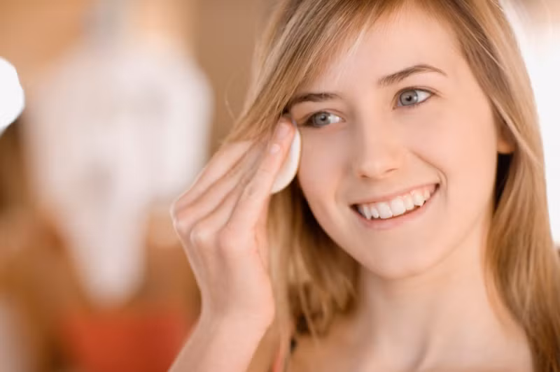 Sử dụng nước hoa hồng là một trong những điều chị em cần lưu ý nến muốn đẹp tự nhiên và hoàn hảo hơn. Nước hoa hồng giúp săn chắc làn da và se khít lỗ chân lông. Da sẽ không dễ dàng bám bụi và loại bỏ dầu rất hiệu quả. Ảnh: eva.vn.