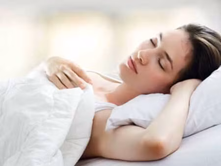 Kết hợp một giấc ngủ ngon và sâu vào ban đêm trong khoảng 7 giờ đồng hồ sẽ tránh hình thành các quầng thâm vùng mắt. Ảnh: news.zing.vn.