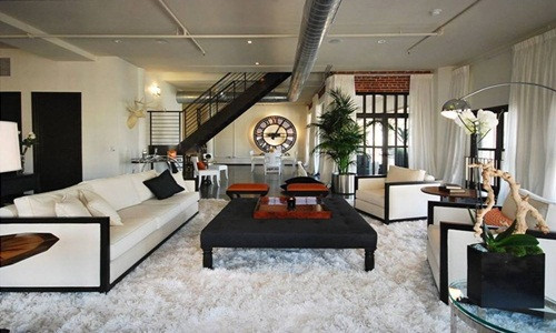 Amy Schumer. Nàng béo diễn viên hài có vẻ rất ưa phong cách trang trí Địa Trung Hải. Cô kết hợp màu sắc hiện đại nhẹ nhàng thanh thoát và đồ nội thất cổ điển tối màu vô cùng khéo léo khiến cho nó tương phản nổi bật mang lại cái nhìn dễ chịu cho phòng khách.