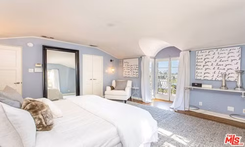 Rachael Leigh Cook. Mới nhìn thì không ai nói đây là phòng của một nữ diễn viên. Nó tương đối đơn giản với một gam màu. Tuy nhiên, nhờ bức tranh chữ trên tường làm cho căn phòng đỡ tẻ nhạt hơn rất nhiều.