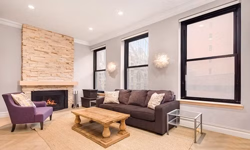 Jessica Chastain. Thiết bị chiếu sáng chưa bao giờ là vật vô dụng trong việc trang trí nhà cửa. Ở căn nhà của mình, Jessica còn nhờ đến sự hỗ trợ đắc lực của những chiếc gối đi cùng bộ với bàn gỗ mộc mạc.