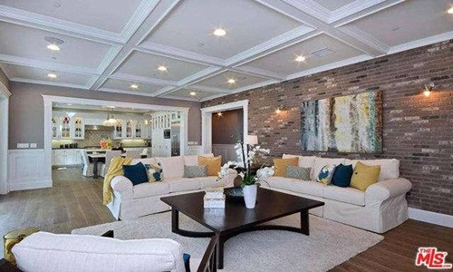 Người mẫu, ca sĩ, nhà sản xuất phim và diễn viên Ashley Tisdale lại thể hiện sự tinh tế hết mức khi chỉ cần chọn một bảng màu và dùng những chiếc gối làm điểm nhấn.