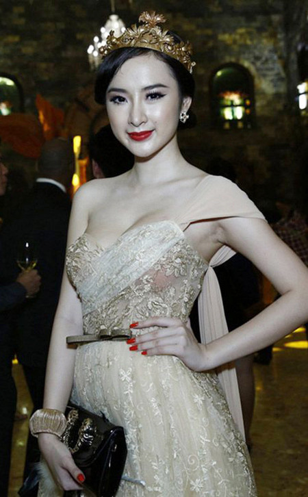 Ngoài ra, những tạo hình công chúa của sao Việt hằng ngày cũng là gợi ý cho bạn trong lễ hội ma quỷ lớn nhất trong năm này. Đây sẽ là gợi ý lý tưởng cho các cô nàng thích làm đẹp, điệu đà, sợ bị xấu trong ngày Halloween. Đừng quên tìm một chiếc đầm thật lộng lẫy, vương miện và cả găng tay cho thêm phần sang trọng như Angela phương Trinh.. Ảnh: giadinh.net.vn.