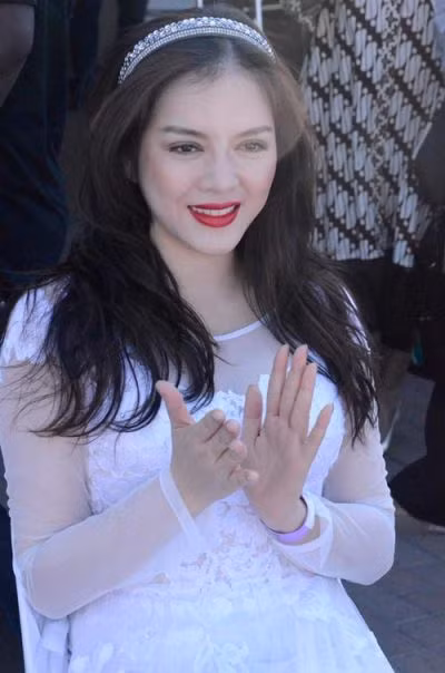 Với những cô nàng có làn da trắng, phong cách "công chúa tuyết" giống của Lý Nhã Kỳ hẳn không mấy khó khăn để "biến hình". Ảnh: giadinh.net.vn.