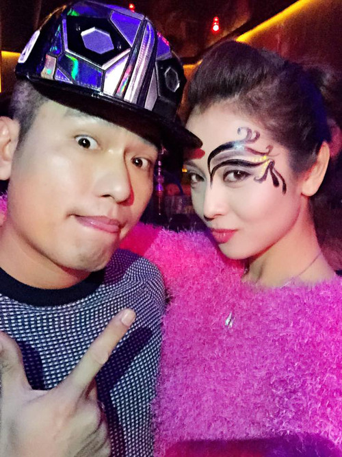 Dịp Halloween năm trước, hoa hậu Jennifer Phạm đến vui chơi ở quán bar do chồng cô làm chủ. Cô vẽ mặt như công chúa, trong khi ông xã lại đội mũ nhí nhảnh. Hoa hậu dí dỏm chú thích rằng, mình là công chúa, còn ông xã Đức Hải là "quái thú". Ảnh: ngoisao.net.