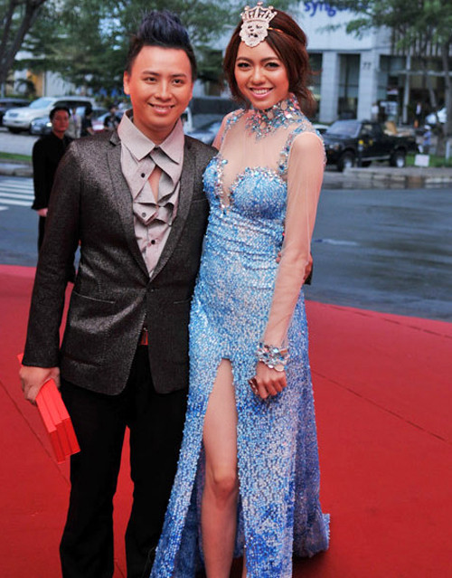 Bạn cũng có thể trở thành "công chúa dưới thủy cung" như Võ Hoàng Điệp vì màu váy lẫn kiểu vương miện. Đừng quên kẻ mắt xanh pha chút nhũ óng ánh để thêm nổi bật và đúng chất biển cả. Ảnh: giadinh.net.vn.