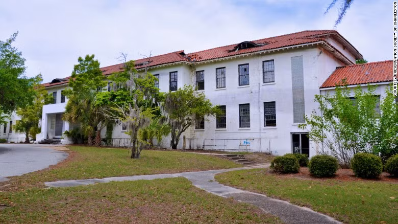 Viện hải quân Charleston, Nam Carolina. Trong thế chiến thứ 2, quân nhân Mỹ bị thương đã dừng lại tại đây trước khi họ về nhà. Tuy nhiên, bệnh viện này có nguy cơ bị phá bỏ bởi một tuyến đường sắt sắp tới được xây dựng qua đây.