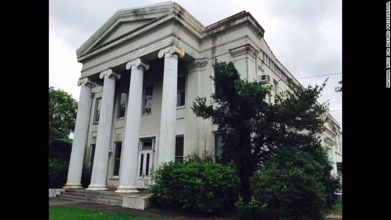 Tòa án Carrollton, New Orleans. Đây từng là nơi phục vụ cho khu giáo dân Jefferson trước khi thành phố Carollton bị New Orleans chiếm năm 1874. Sau đó, nơi này được cải tạo thành trường học và cuối cùng cũng bị bỏ trống và rao bán.