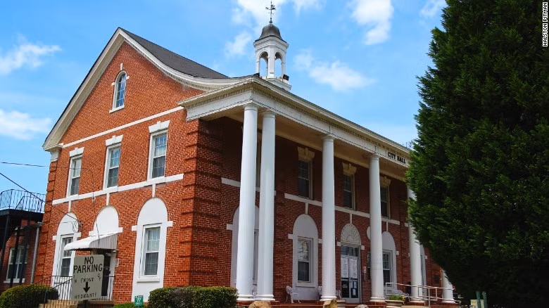 Khu dân cư East Point, East Point, Georgia. Gồm có tòa nhà thị chính, thư viện, hội trường và công viên xanh. Tuy nhiên, địa danh này sắp bị xóa sổ vì bị bỏ bê không có người chăm sóc.