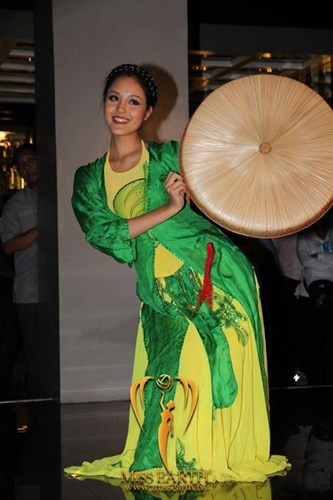 Hoàng Anh duyên dáng với áo tứ thân và nón quai thao trong phần thi tài năng của Hoa hậu Trái Đất mà cô đã tham dự. Ảnh: xaluan.vn