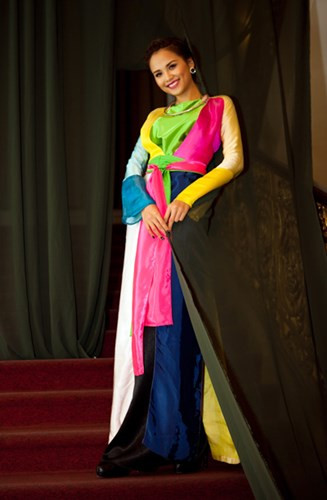 Nhiều sao Việt diện áo tứ thân trong những sự kiện quan trọng. Hoa hậu Thế giới người Việt Lưu Thị Diễm Hương từng diện áo tứ thân trong một lần đi xem cải lương tại TP HCM. Ảnh: tiin.vn