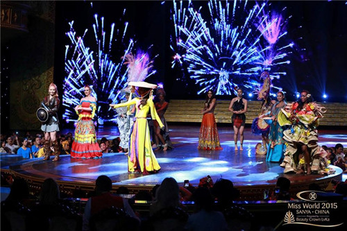 Đây không phải là lần đầu tiên chiếc áo tứ thân truyền thống được lăng xê trên trường đấu sắc đẹp quốc tế. Trước đó, năm 2015, Lan Khuê mặc áo tứ thân thi tài năng tại Miss World. Ảnh: Công Lý.