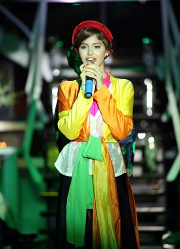 Trong đêm ca nhạc "Tri ân người mẹ", Andrea Aybar đã khiến người tham dự vô cùng ngạc nhiên khi diện áo tứ thân và hát dân ca "Bèo dạt mây trôi" rất ngọt ngào. Ảnh: Phụ nữ.