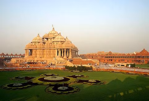  New Delhi, Ấn Độ: Thủ Đô Delhi là trung tâm của vùng Bắc Ấn, là điểm khám phá thú vị nhất cho các du khách khi đi tour du lịch Ấn Độ. Đến Delhi bạn sẽ có cơ hội chiêm ngưỡng nét đẹp quyến rũ của thành phố mang vẻ đẹp vừa cổ kính vừa hiện đại, vừa tươi mới lại vừa hoài cổ... Ảnh: dulichvtv.com.