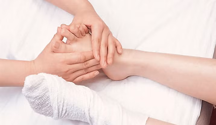 Dùng mật gấu xoa bóp. Trong mật gấu có chất acid ursodesoxy cholic làm giảm sưng đau nhanh, do vậy mà nó được dùng để xoa bóp các vùng đau nhức. Có thể dùng 0,5-1g hòa vào 10ml rượu 45 độ để xoa bóp. Ảnh: Alobacsy.