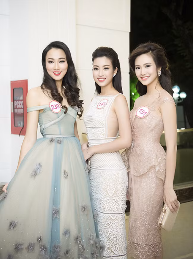 Khi còn là thí sinh dự thi Hoa hậu Việt Nam 2016, Hoa hậu Mỹ Linh đã mặc chiếc đầm ren trắng tinh khôi khoe vóc dáng quyến rũ. Ảnh: emdep.vn.