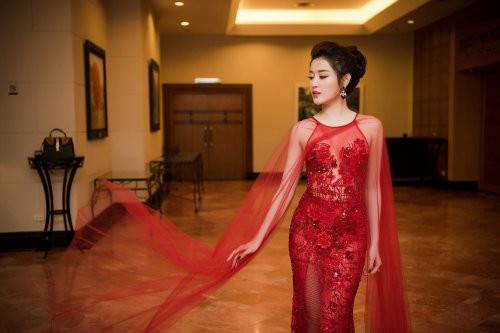 Còn Á hậu Huyền My chọn kiểu tóc búi cao nhẹ nhàng và tông màu make-up trong trẻo để tôn lên những đường nét thanh thoát trên gương mặt. Ảnh: emdep.vn.