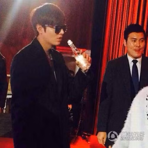 Tất nhiên là trong chế độ dinh dưỡng của nam diễn viên này không chỉ tập trung vào mỗi thịt bò, anh còn luôn tự nhắc mình bổ sung thêm nước cho cơ thể, ăn nhiều rau xanh mỗi ngày để có vẻ ngoài hoàn hảo trong những bộ phim như "Huyền thoại Biển xanh". Ảnh: QQ.