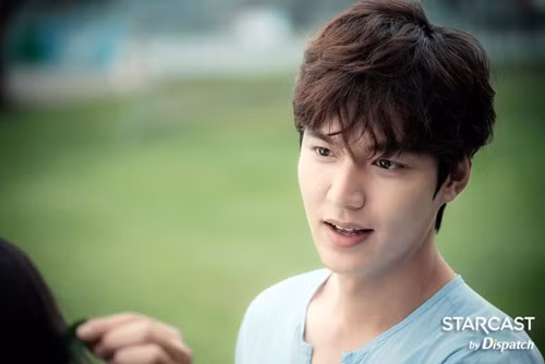 Lee Min Ho luôn chọn những hãng mỹ phẩm có nguyên liệu thiên nhiên. Trong một lần phỏng vấn, mỹ nam hé lộ rằng anh thích dùng phấn nền bởi nó làm cho da sáng hơn và lên phim, hình ảnh của mình cũng sẽ long lanh hơn rất nhiều. Ảnh: Dispatch.
