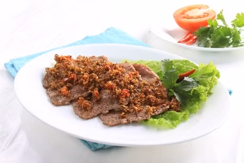 Thịt bò là một loại thực phẩm chứa nhiều axit amoniac, vitamin B6 và rất nhiều protein, axit béo thấp nhưng lại giàu axit linoleic tổng hợp. Tất cả những chất này có khả năng chống oxy hóa và giảm bớt tổn thương mô khi tập luyện thể thao. Ảnh: Món ngon mỗi ngày.