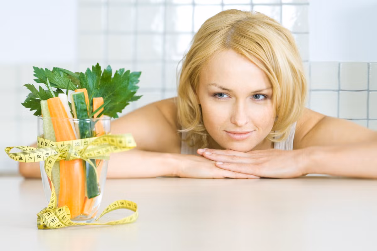 Bạn có thể đun lá ngải cứu thành nước uống hàng ngày nếu thích vị đắng, thanh mát của trà ngải cứu hoặc có thể kết hợp nó với các loại rau củ quả khác để tăng hiệu quả giảm cân. Hoặc bạn có thể dùng ngải cứu và muối nóng đắp giảm mỡ bụng. Ảnh: Thammyquocte. (Thông tin trong bài chỉ mang tính chất tham khảo, trước khi sử dụng bài thuốc bạn vui lòng hỏi ý kiến bác sĩ).