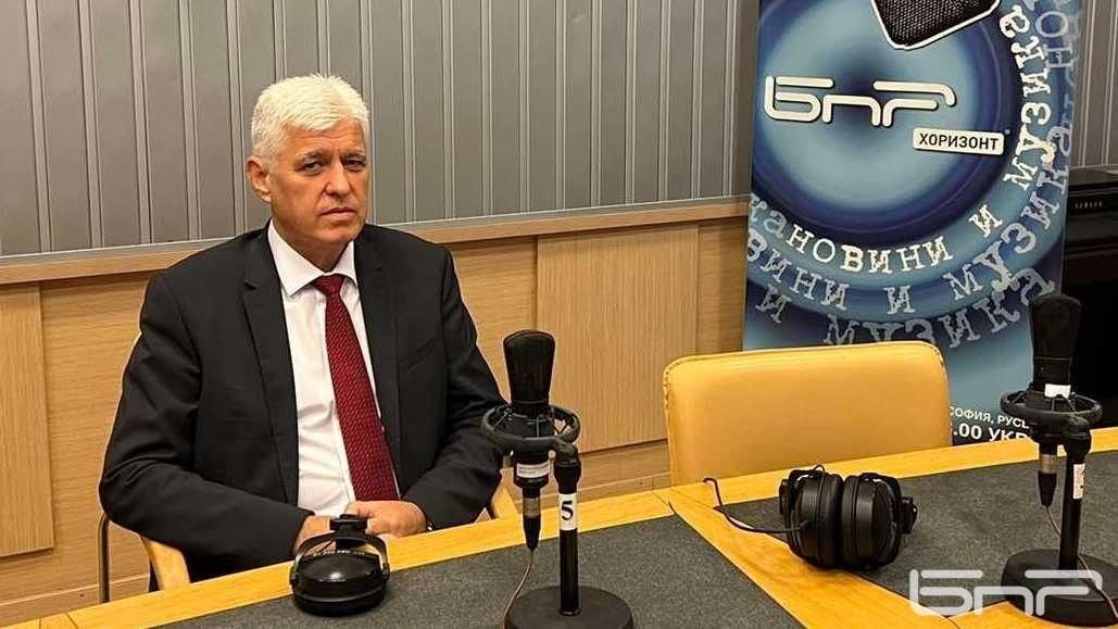 Tuy nhiên, tiến trình giao hàng bị trì hoãn và quyền Bộ trưởng Quốc phòng Dimitar Stoyanov nhận định số tiêm kích này có thể không được chuyển tới Bulgaria trước năm 2025.