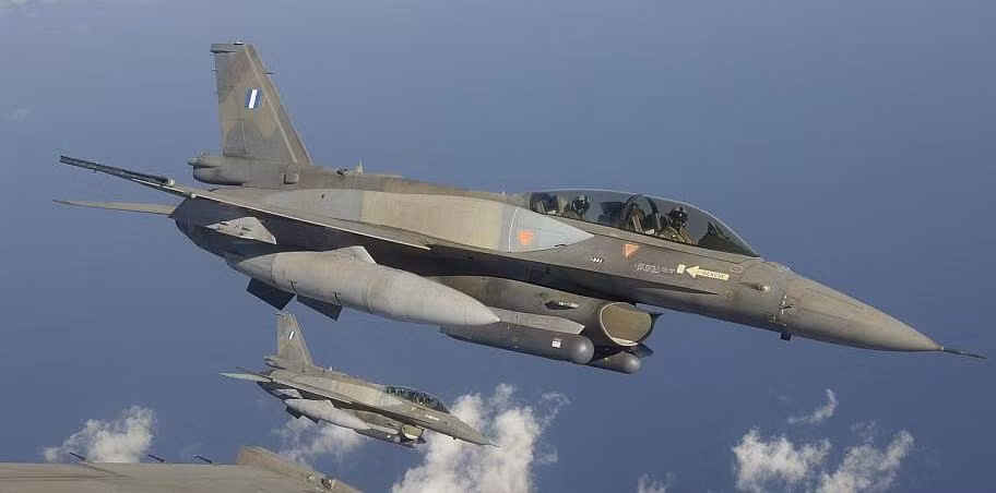 Khi không cần thiết, F-16 Block 70/72 có thể nhanh chóng tháo các thùng dầu phụ dọc thân máy bay, lúc này chúng sẽ đạt vận tốc leo cao, cũng như tốc độ cực đại nhanh chóng.