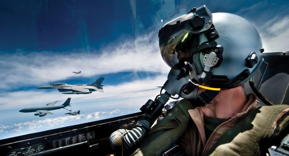 Về trang bị vũ khí, tuy F-16 Block 70/72 có một động cơ nhưng chúng có thể mang vác tới 7,9 tấn vũ khí, gần tương đương với mức 8 tấn vũ khí trên chiến đấu cơ hạng nặng Su-30/35 của Nga.