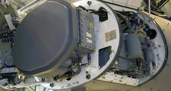 Ngoài ra, phi công điều khiển cũng được trang bị mũ bay mới nhất JHMCS II, giúp họ có thể bắn hạ mục tiêu chỉ bằng cách xoay đầu nhìn mục tiêu và bấm nút khai hỏa tên lửa cho dù máy bay đang bay ở bất cứ tư thế nào.