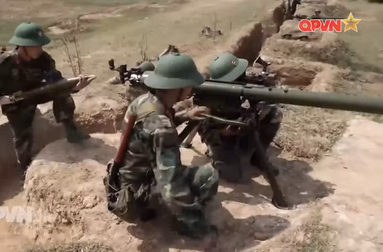 Súng không giật SPG-9 sử dụng hai loại đạn gồm: đạn nổ phá tiêu chuẩn OG-96 khối lượng là 5,5 kg, đạn chống tăng hiệu ứng nổ lõm PG-9B khối lượng 4,4 kg. Nguồn ảnh: Kênh QPVN