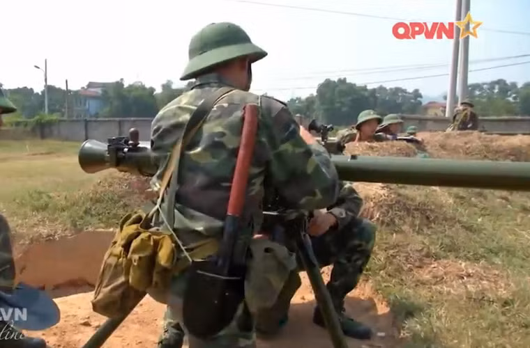 Súng chống tăng SPG-9T có trọng lượng 47,5kg, khi lắp giá 3 chân súng có trọng lượng 59,5kg. Chiều dài súng 2,11m, chiều rộng 99cm, chiều cao 88cm. Nòng của SPG-9 là súng nòng trơn không có rãnh xoắn, được lắp đặt tay cầm để kéo súng khi cơ động, đầu ngắm cơ khí, bộ gá khung thước ngắm và thanh trượt, bộ phận bọc nòng súng, tránh cho xạ thủ không bị bỏng khi bắn. Nguồn ảnh: Kênh QPVN