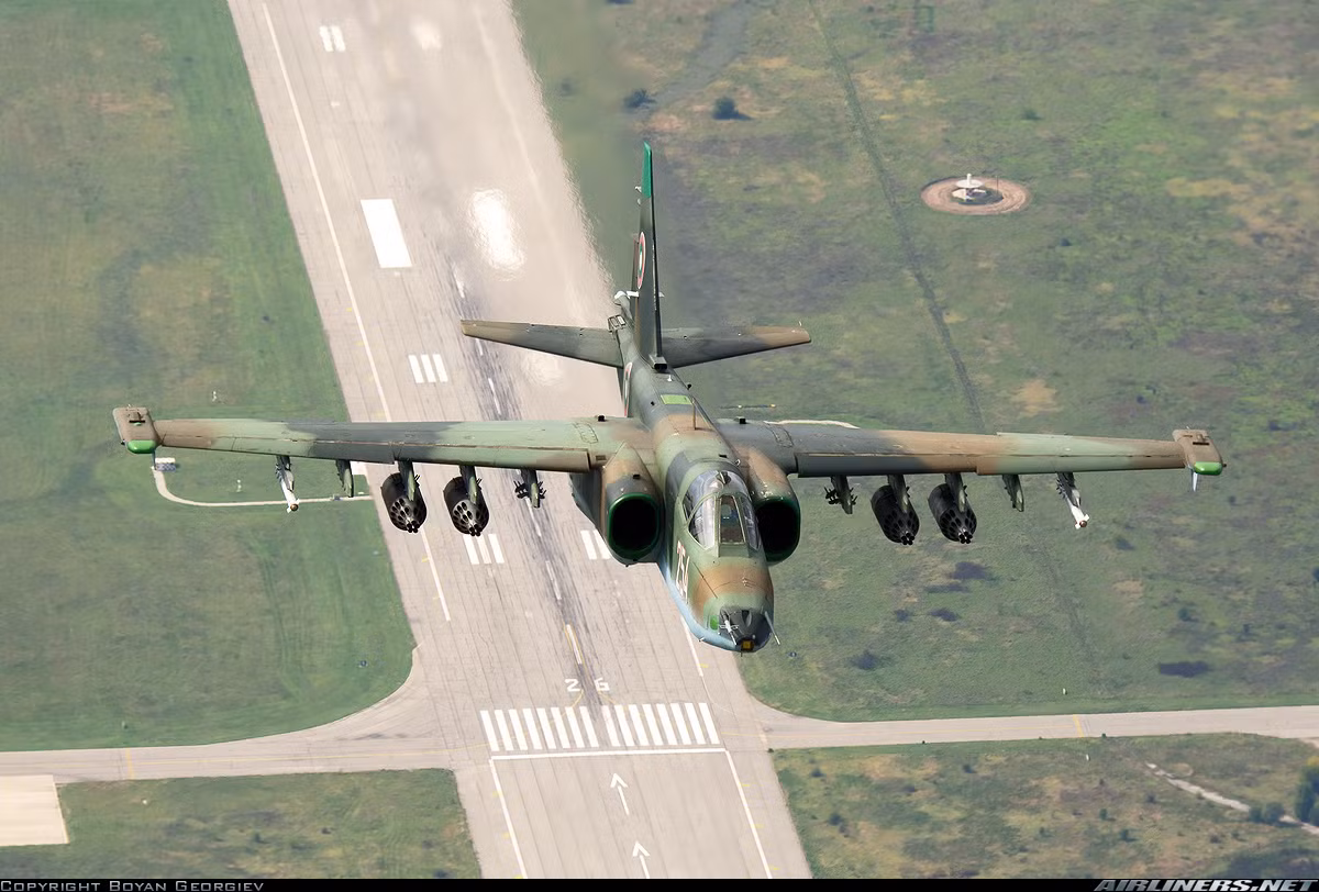 Su-25K trang bị cặp động cơ turbojets R-195 cho tốc độ bay tối đa ở độ cao thấp 975km/h, tầm bay chiến đấu đến 750km, trần bay 7.000m, vận tốc leo cao 58m/s. Nguồn ảnh: Airlines.net