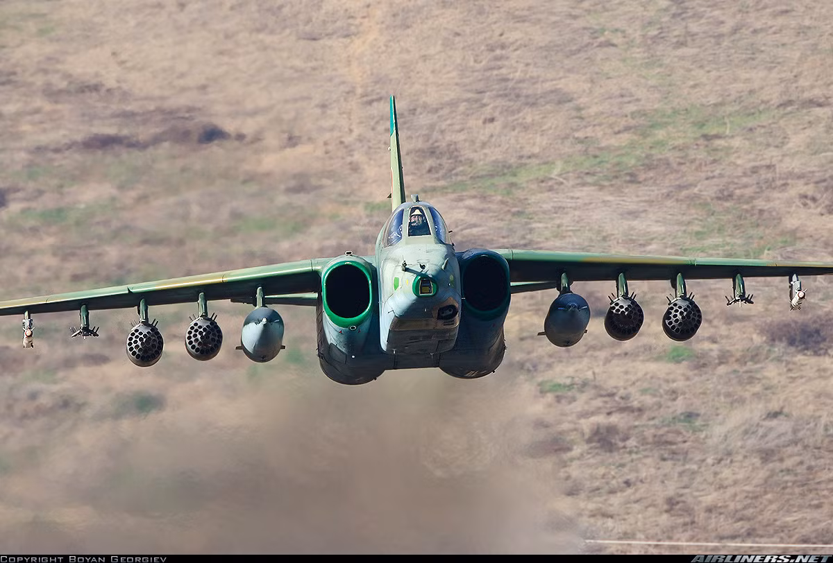 Như đã biết, Su-25 hay Su-25K được biết tới là máy bay cường kích hạng nặng làm nhiệm vụ chi viện hỏa lực cực ly gần cho lực lượng lục quân trong điều kiện ban ngày và ban đêm, mọi điều kiện thời tiết. Chức năng nhiệm vụ cũng như sức mạnh của nó tương đương với dòng máy bay A-10 “lợn lòi” nổi tiếng của Mỹ. Nguồn ảnh: Airlines.net