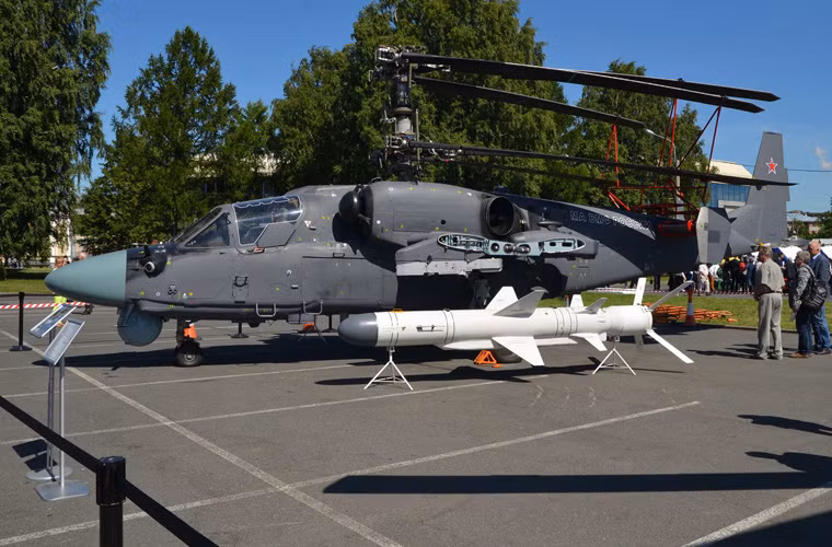 Nga hiện đã hoàn thành dự án trực thăng tấn công hải quân Ka-52K Katran – nó có khả năng tích hợp tên lửa hành trình chống hạm Kh-35 Uran. Nguồn ảnh: Wikipedia